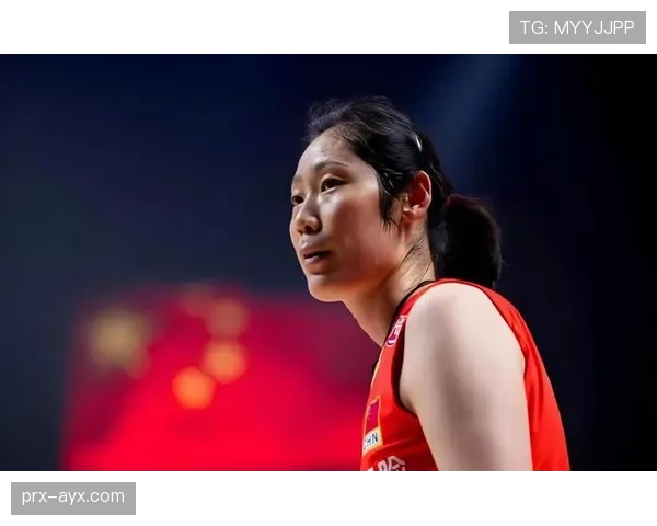 朱婷穿拖鞋出门那步子太随性了——但她手里的行李箱能买我三年车