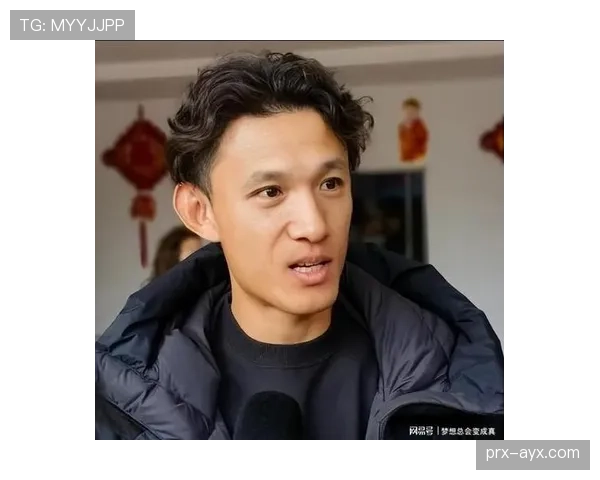 王燊超穿拖鞋拎塑料袋逛菜市场，队长形象和现实反差笑喷